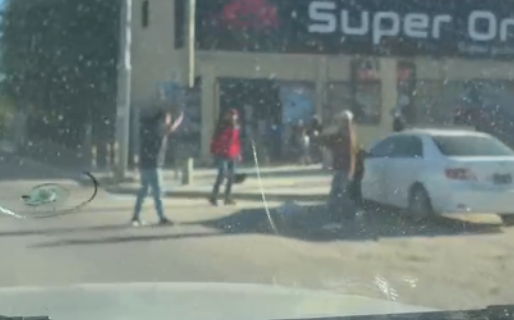 Discusión y tiros frente a un supermercado chino