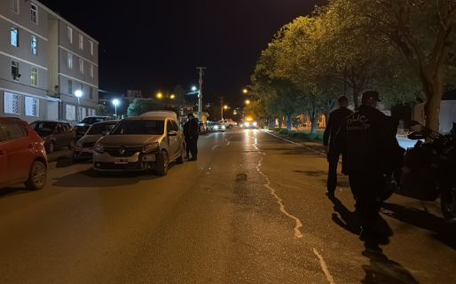 Salió del estacionamiento y chocó contra una moto: una mujer resultó herida