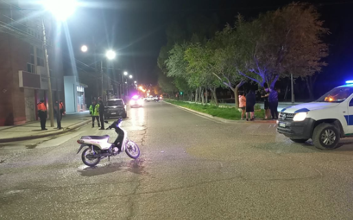 Un auto y una moto protagonizaron un choque en avenida Kennedy