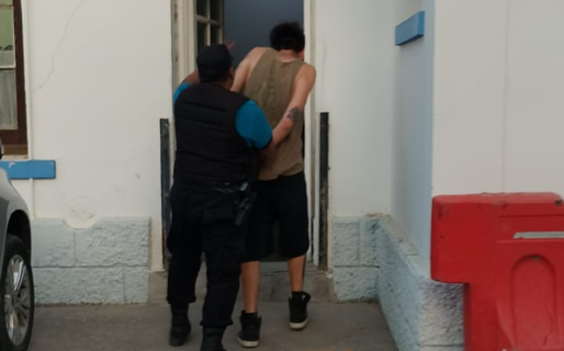 Robó ocho cremas de peinar y se le enredaron los planes: lo detuvieron a pocas cuadras