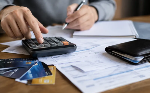 Familias endeudadas: la mora bajó en septiembre, pero aumentaron los saldos refinanciados