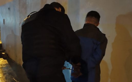 Atraparon a un joven de 24 años tras saltar el cerco de la casa de un policía en el barrio Jorge Newbery