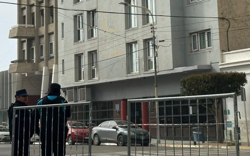 La Policía rescató a un hombre que amenazaba con arrojarse desde la terraza del Hotel Austral