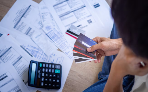 Familias endeudadas: la mora bajó en septiembre, pero aumentaron los saldos refinanciados