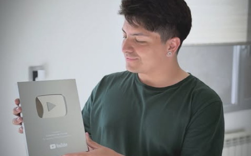 De grabar partidos como hobby a los 100 mil suscriptores: Comodoro de Primera recibió su placa de YouTube