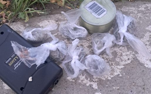 Discutían frente a una farmacia, se dieron a la fuga y a uno se le cayeron envoltorios de droga y una picana