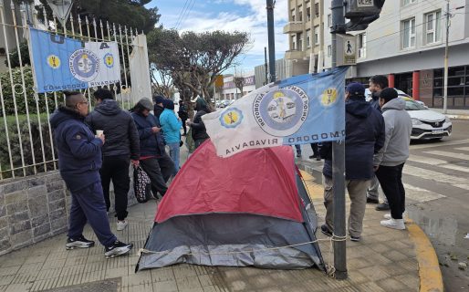 Acampe en el Municipio de ex choferes de Patagonia: “Vinieron a hacer política y en el medio estamos nosotros”