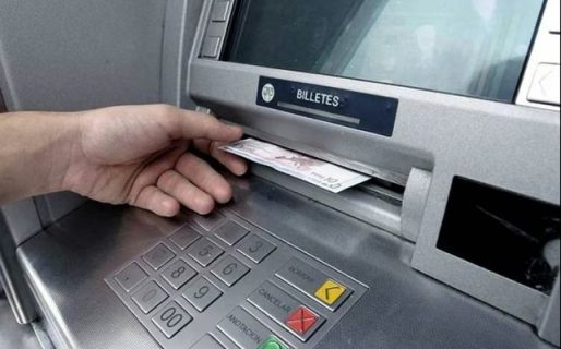 Cae el uso de efectivo en Argentina: las extracciones en cajeros se redujeron a la mitad