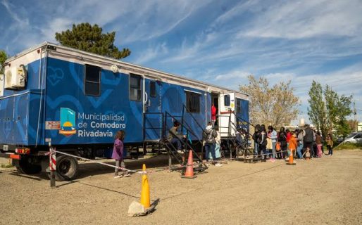 El tráiler “Salud en tu Barrio” atiende en el Natatorio de Km 8