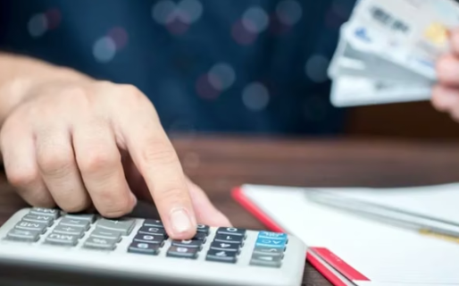 La economía bajo presión: los salarios duran cada vez menos, cae el margen de ahorro y crece el endeudamiento