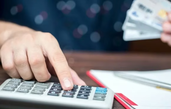 La economía bajo presión: los salarios duran cada vez menos, cae el margen de ahorro y crece el endeudamiento