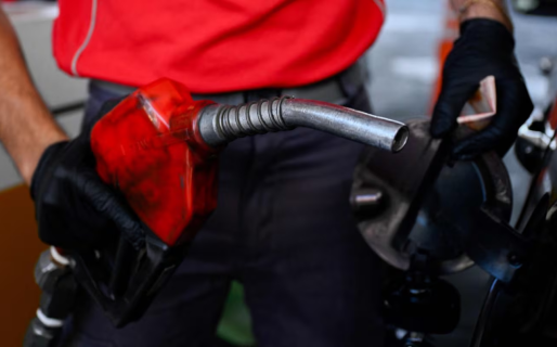 El Gobierno volvió a postergar el aumento de los impuestos que se trasladan a los precios de la nafta y el gasoil
