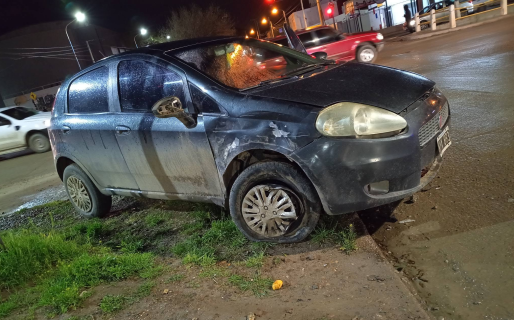 La chocaron cuando viajaba con sus hijas y el conductor escapó: las niñas sufrieron golpes