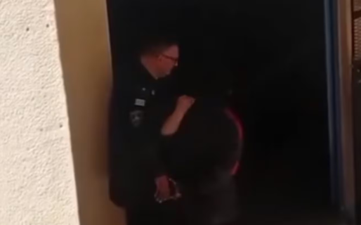 Un hombre entró a una escuela armado con una cuchilla y la directora logró su detención