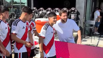 El gesto de Lionel Messi con los juveniles de River Plate en el gran triunfo ante Flamengo por los cuartos de final de la Messi Cup