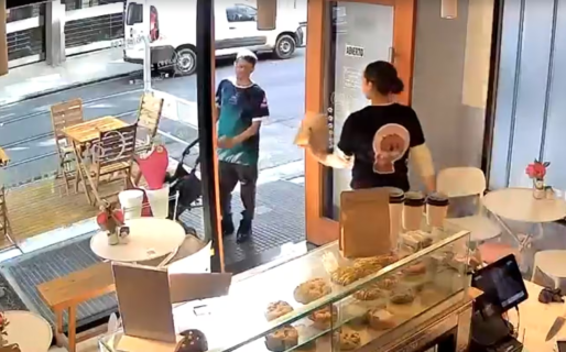 Le robó la propina a una empleada, ella lo enfrentó con una cuchilla y lo obligó a devolverla: “Igual te voy a atender”