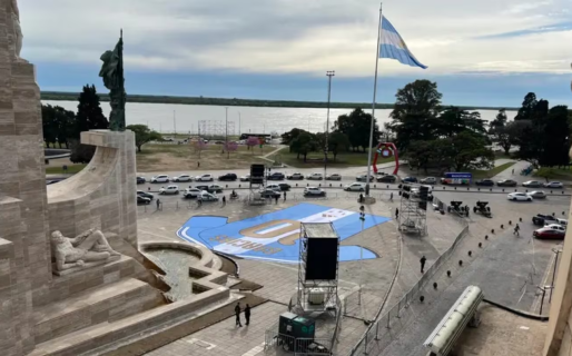 Homenaje y sorpresa en Rosario: desplegaron una camiseta gigante de Messi frente al Monumento a la Bandera